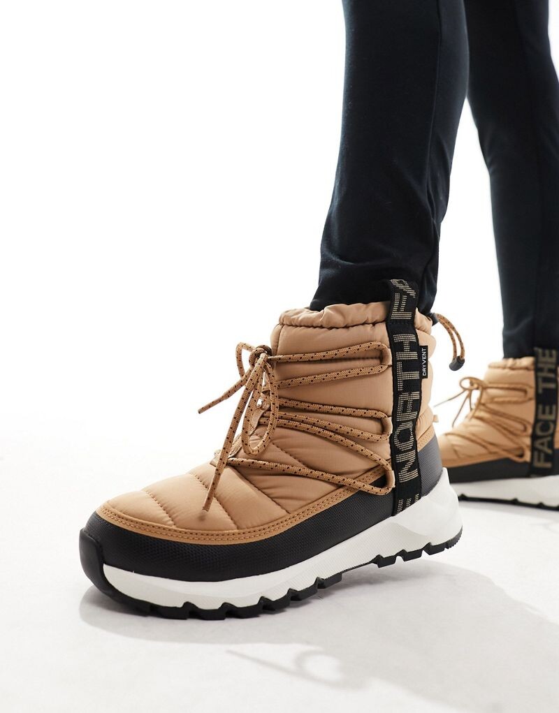 

Бежево-черные утепленные ботинки на шнуровке The North Face Thermoball