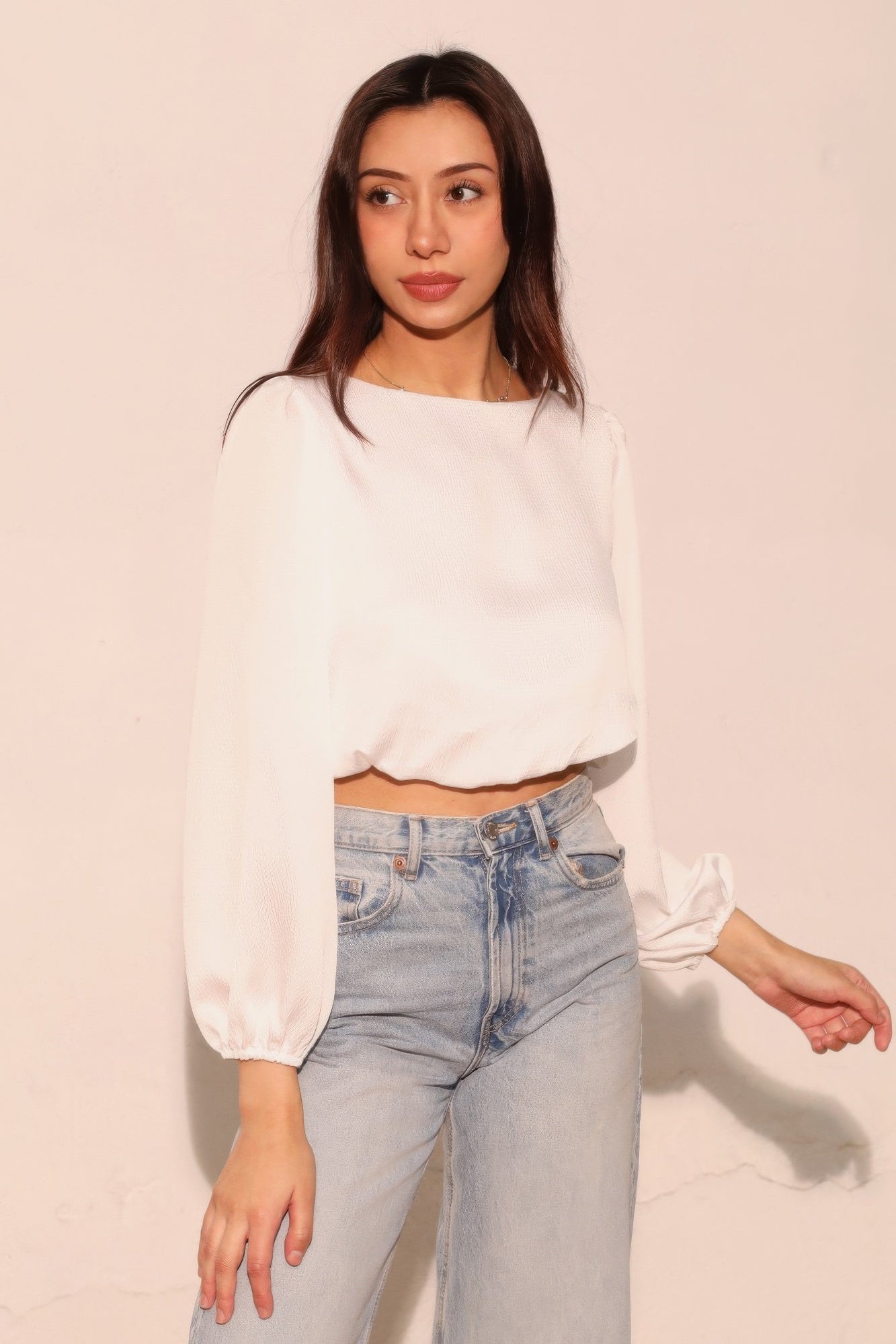 

Укороченный топ с длинными рукавами из атласа с эффектом потертости TRUEDAMES, белый