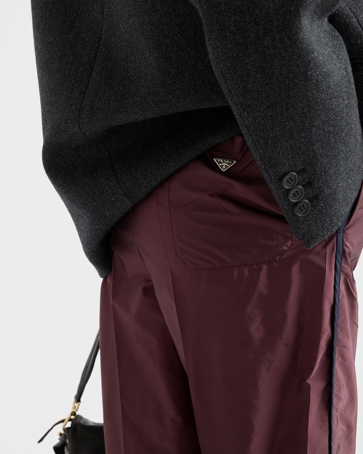 Брюки из Re-Nylon Prada, гранатово-красный / королевский синий — фото 4