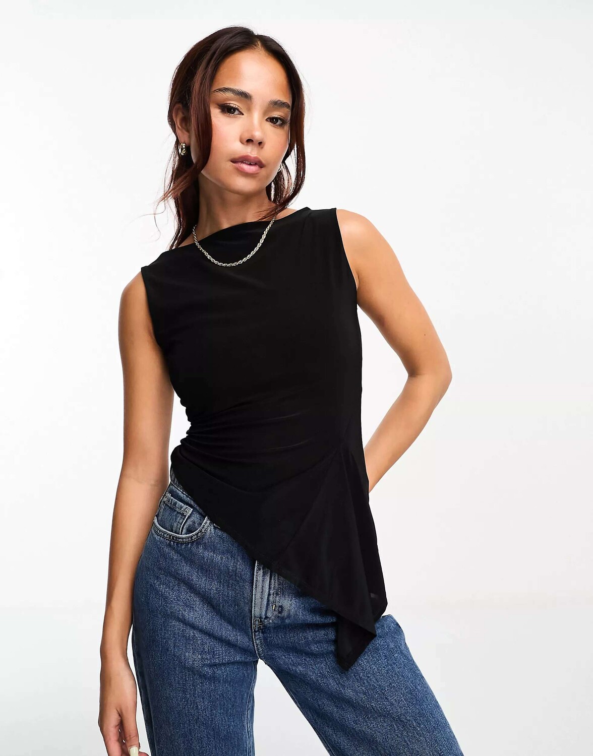 

Черная майка с вырезом в горловине и рюшами в виде годе ASOS