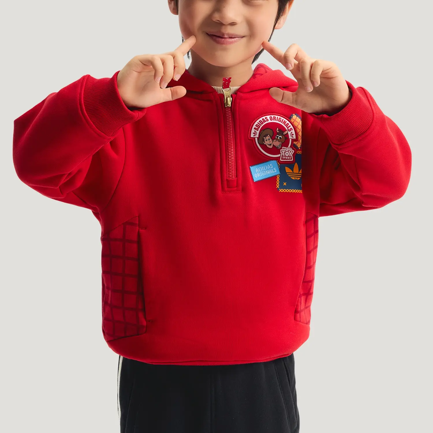 Толстовка из коллаборации с DISHINIWANJUZONGDONGYUAN,LIANMINGKUAN FW25 PIXAR TOY STORY Детская Adidas Originals, светлый scarlet — фото 4