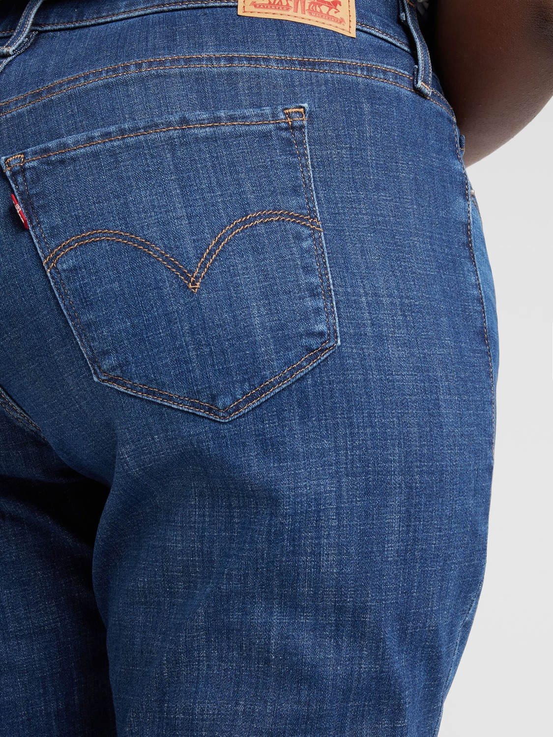Levi's Plus Джинсовые шорты Slim fit '311 Shaping Skinny Capri' в синем дениме — фото 2