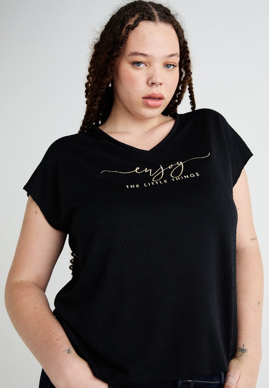 

Футболка с принтом CARRINA V NECK ONLY Carmakoma, черный