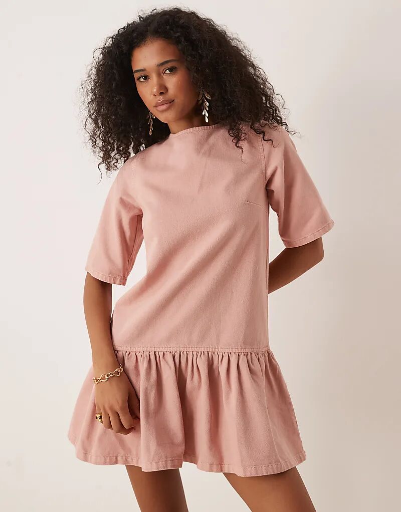 

Джинсовое мини-платье-футболка ASOS DESIGN с заниженной талией розового цвета