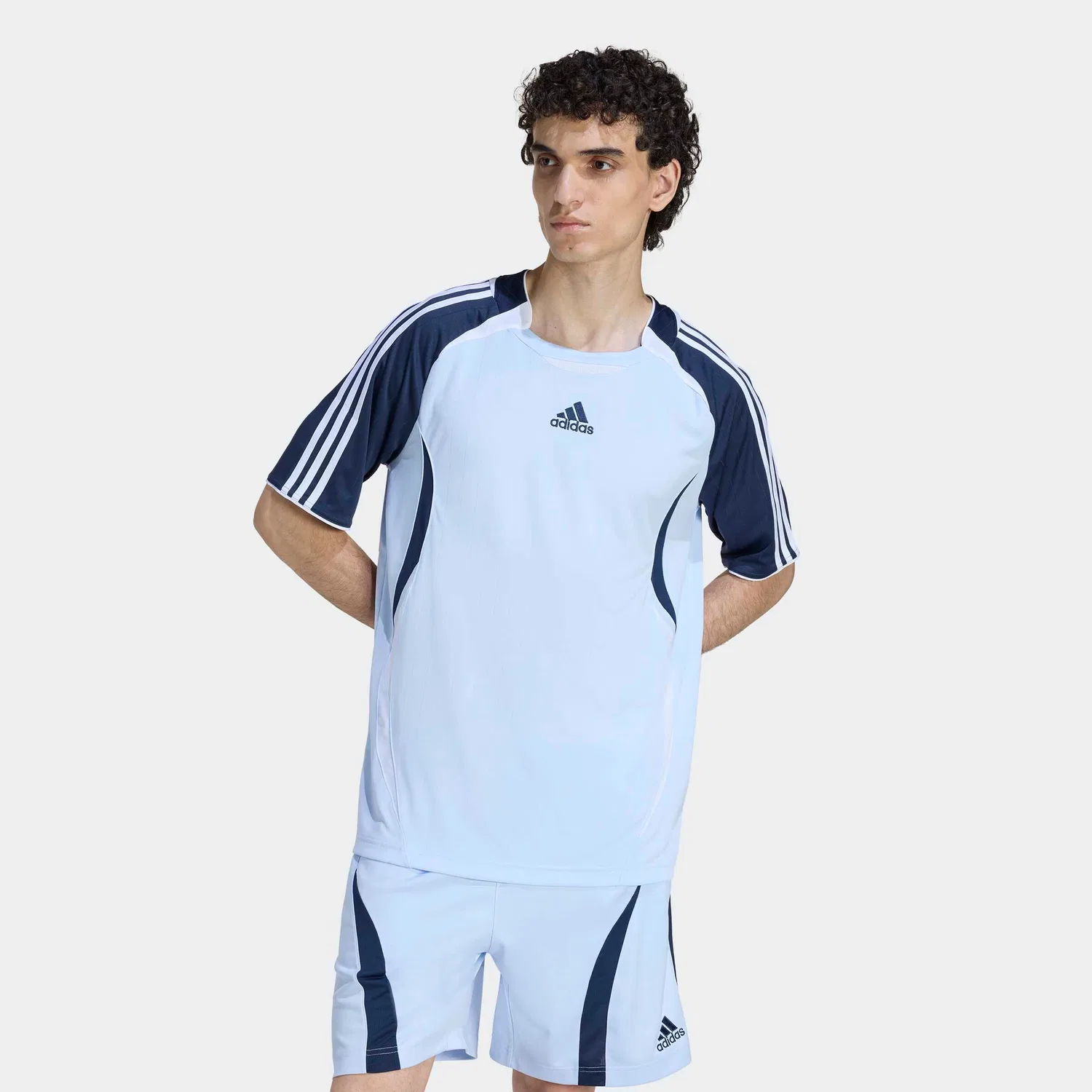 Футболка Adidas Originals светло-голубого и темно-голубого цвета
