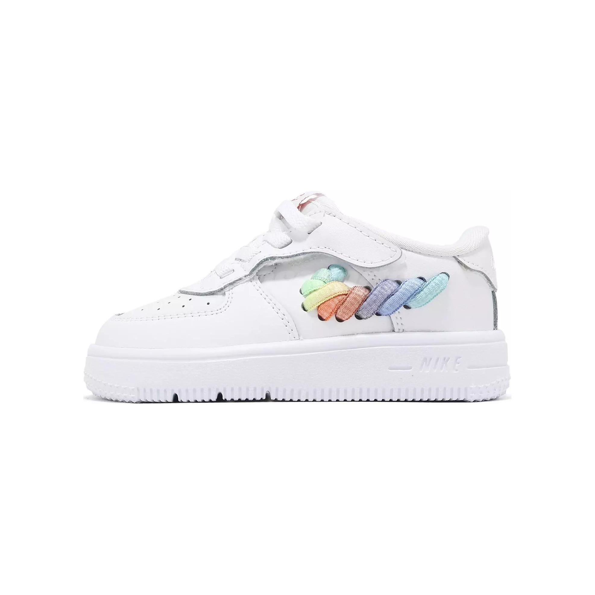 

Force 1 Low LV8 EasyOn TD 'Радужный шнурок Swoosh' Nike, Белый/Землисто-Румяный Красный/Пар Зеленый/Многоцветный