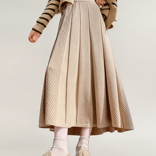 

Женская плиссированная миди-юбка с фактурным диагональным рубчиком, структурированными вставками и мягким силуэтом а-силуэта Anna-Kaci, Light Beige