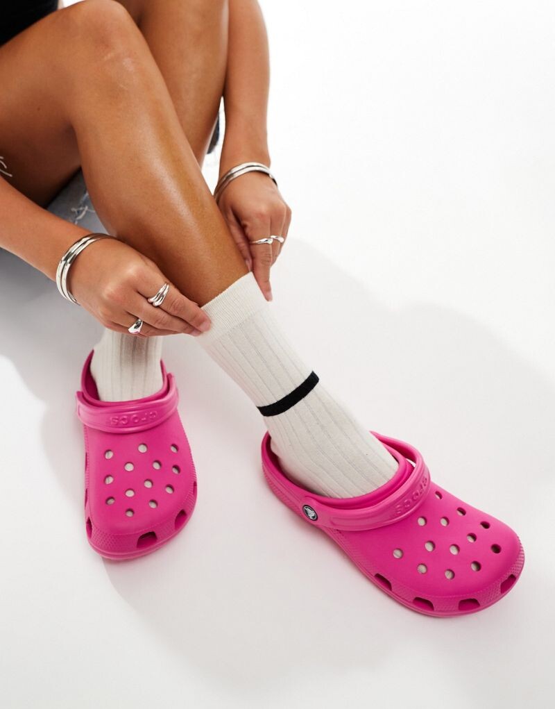 Классические сабо Crocs ярко-розового цвета