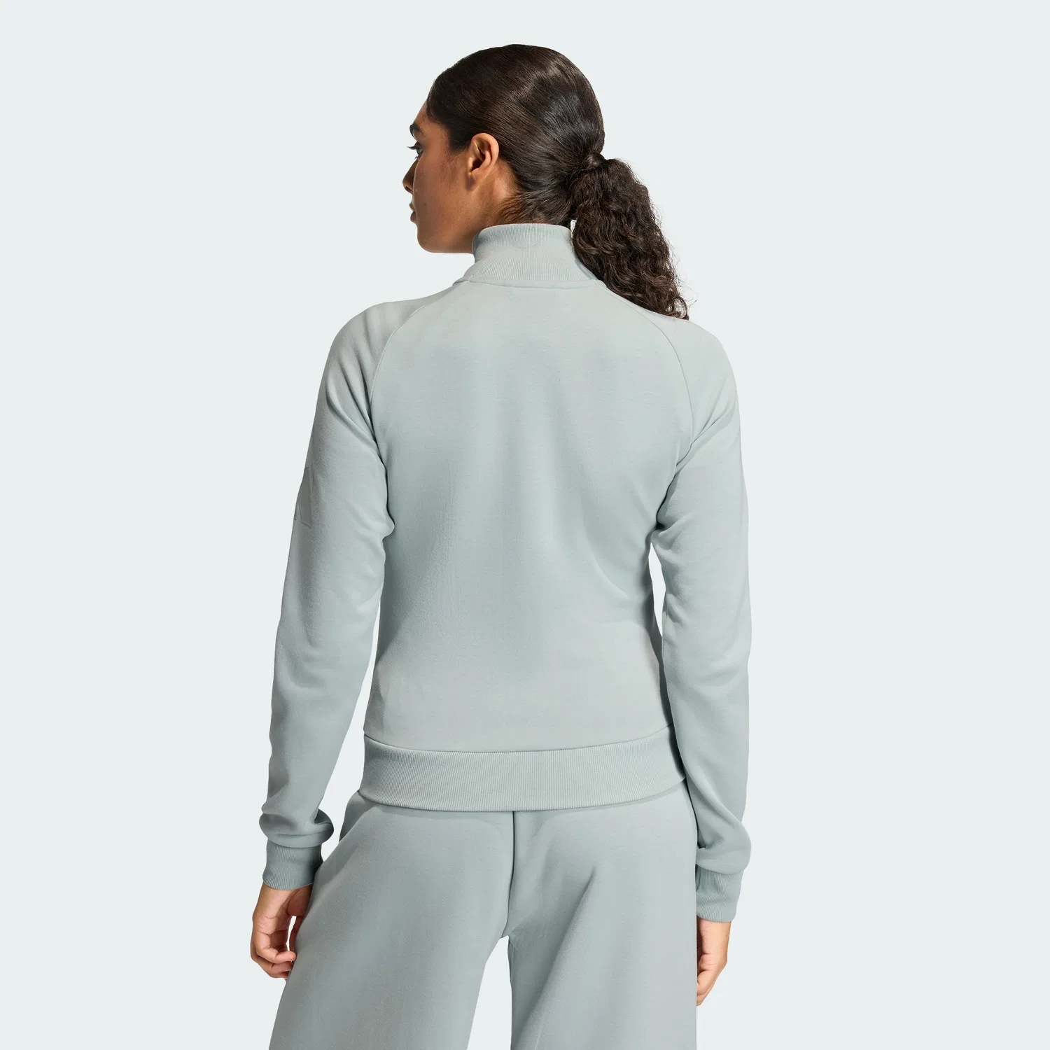 Женская приталенная спортивная куртка Soft Luxe Wonder Sage от Adidas — фото 2