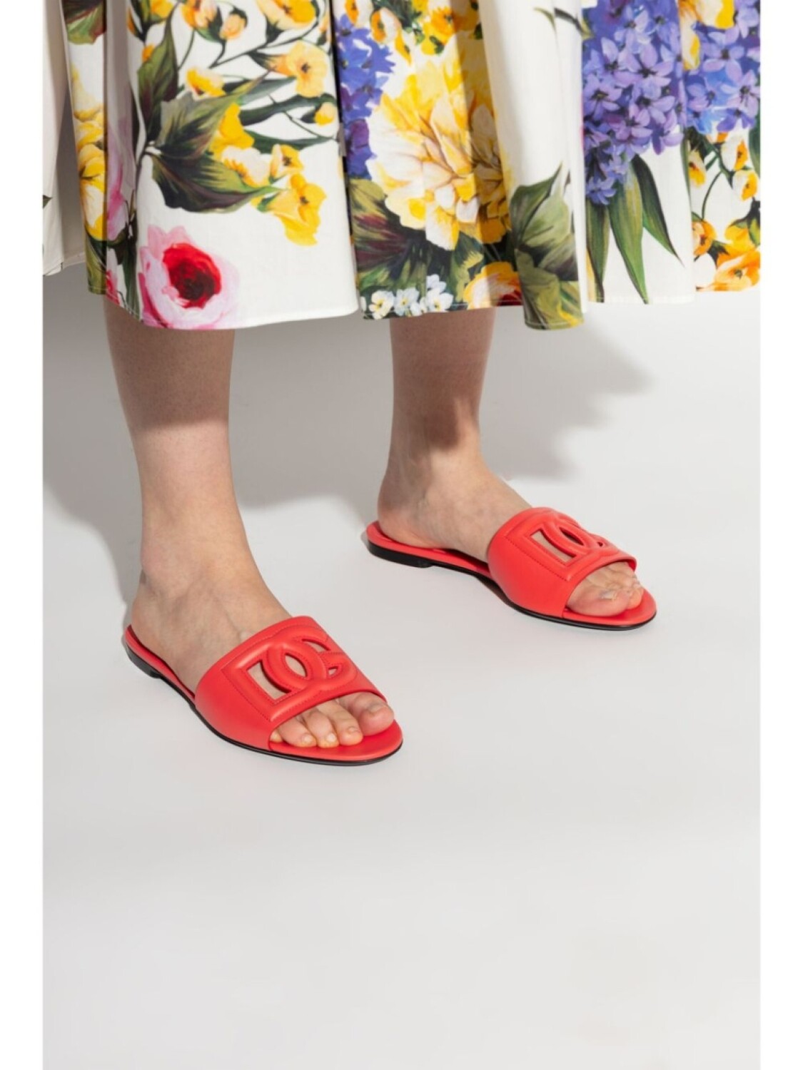 

Dolce & Gabbana кожаные шлепанцы с тисненым логотипом, красный
