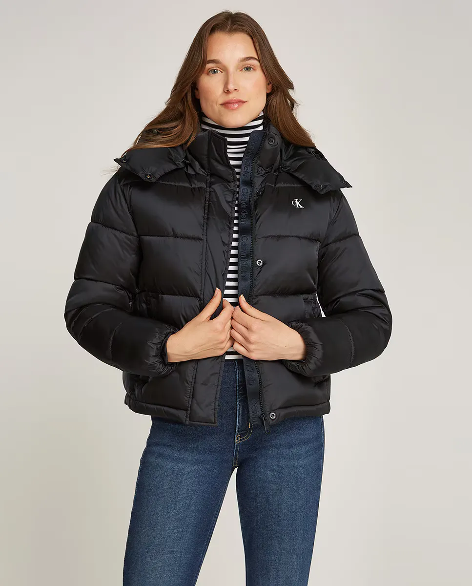 

Короткий женский пуховик из блестящего атласа Calvin Klein Jeans, черный