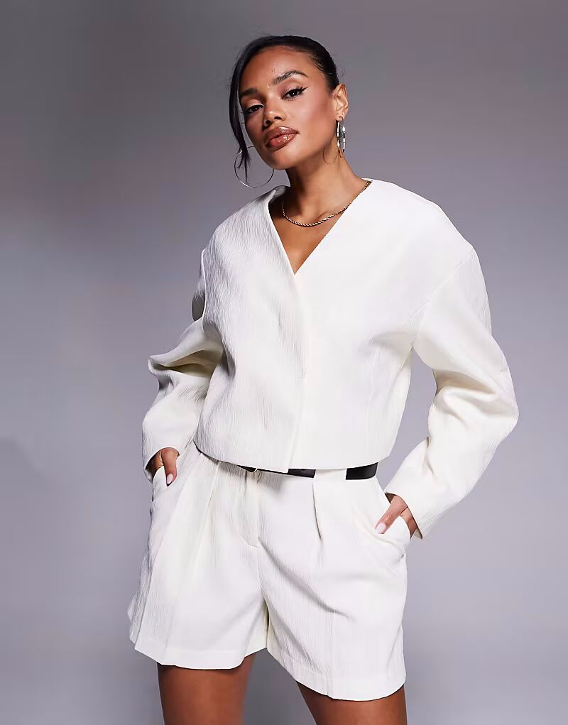 

ASOS DESIGN укороченный фактурный блейзер кремового цвета