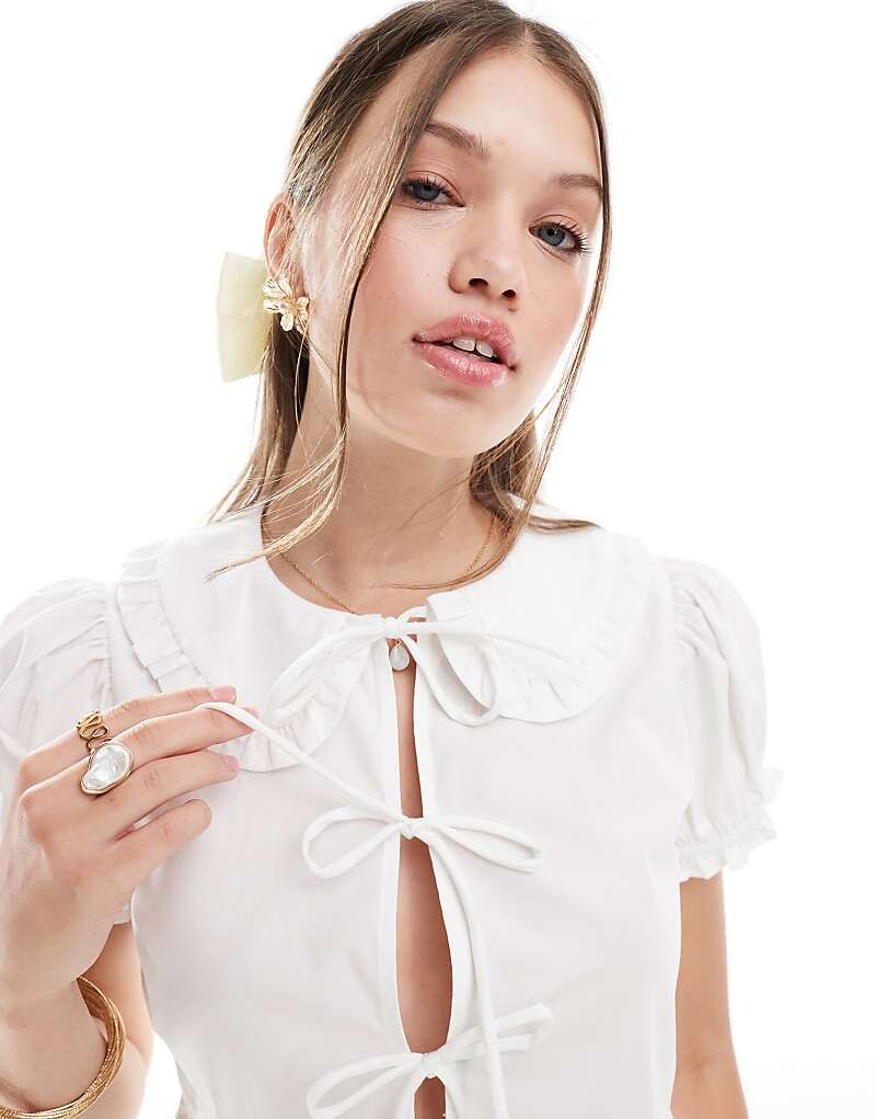 

Белый прозрачный топ из поплина Bershka – с завязками