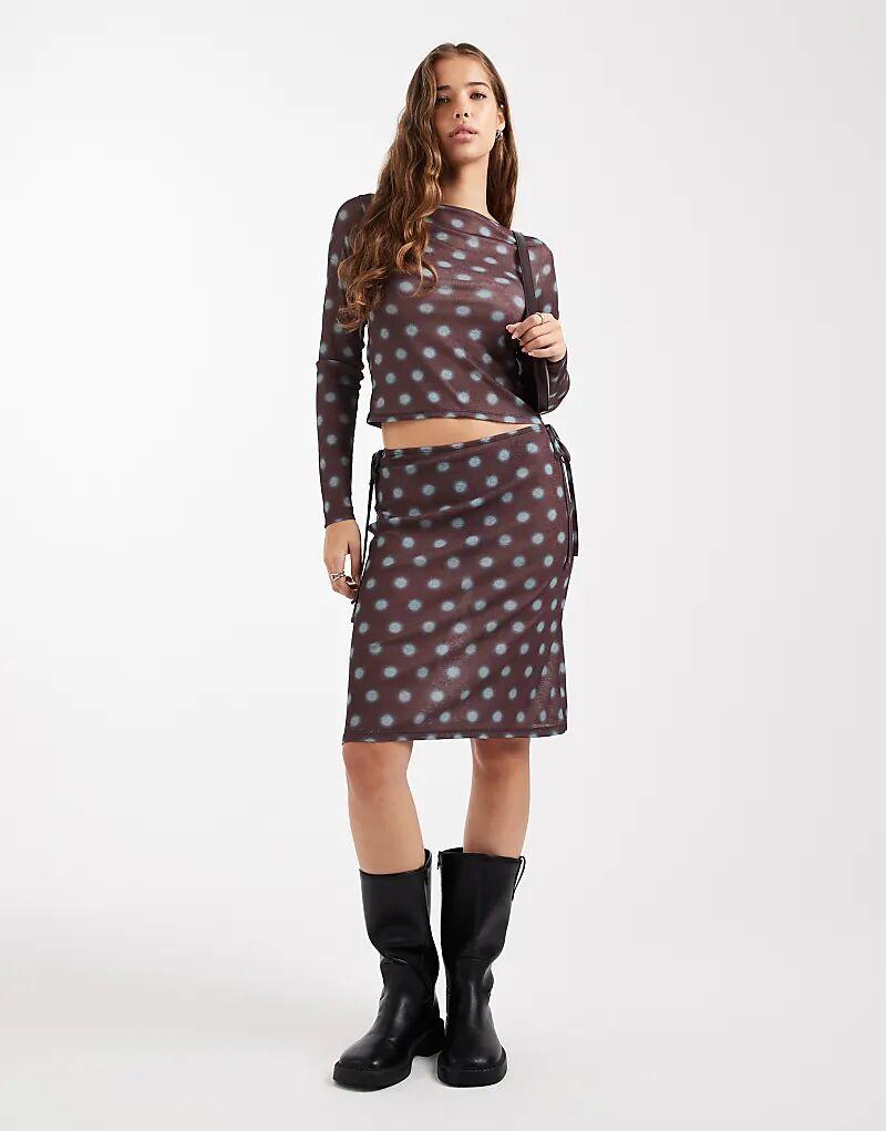 

Юбка COLLUSION неудобной длины с размытыми пятнами в коричнево-синем цвете