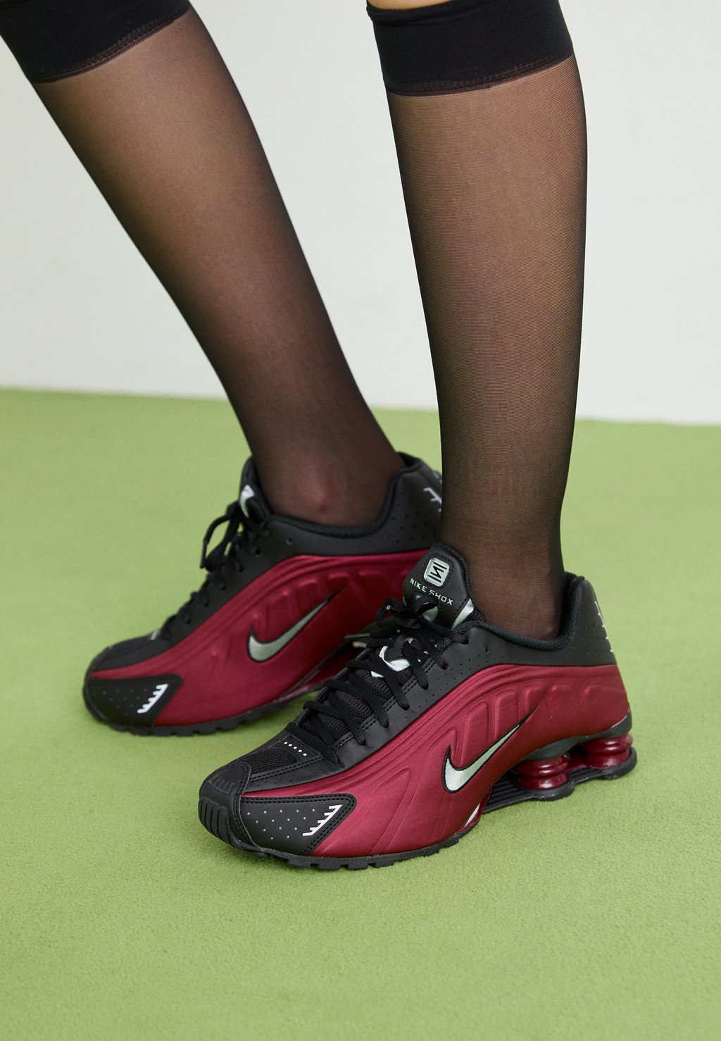 Низкие кеды SHOX R4 Nike Sportswear, металлик красный — фото 2