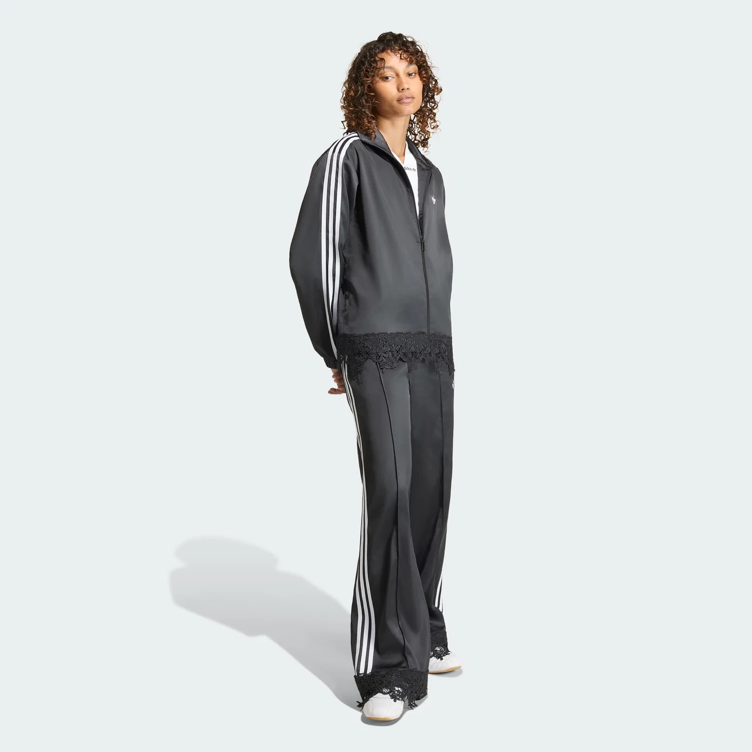 Женская свободная спортивная куртка Adidas Originals Satin Lace Firebird чёрная — фото 3