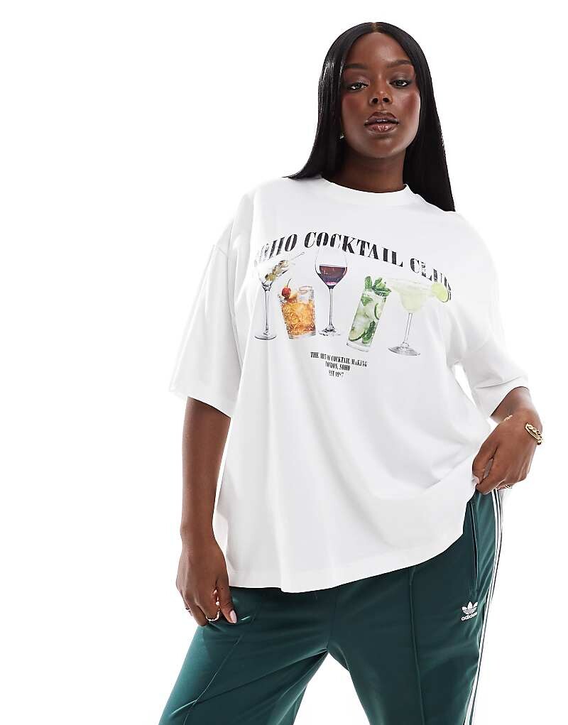 

Белая футболка бойфренда с изображением коктейльного клуба Soho ASOS DESIGN Curve