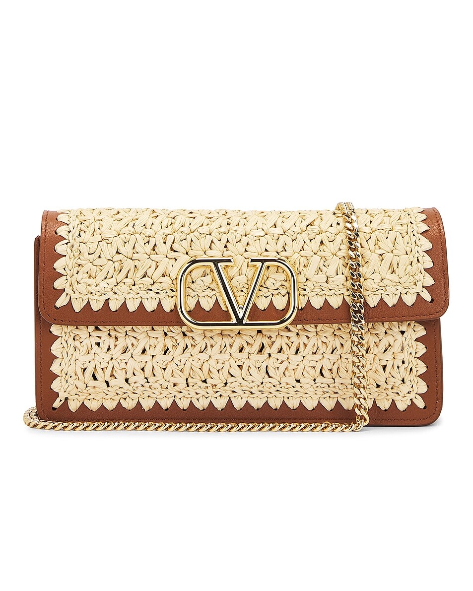 

Кошелек с V-образным логотипом и фирменным ремешком Valentino Garavani, цвет Naturale & Selleria