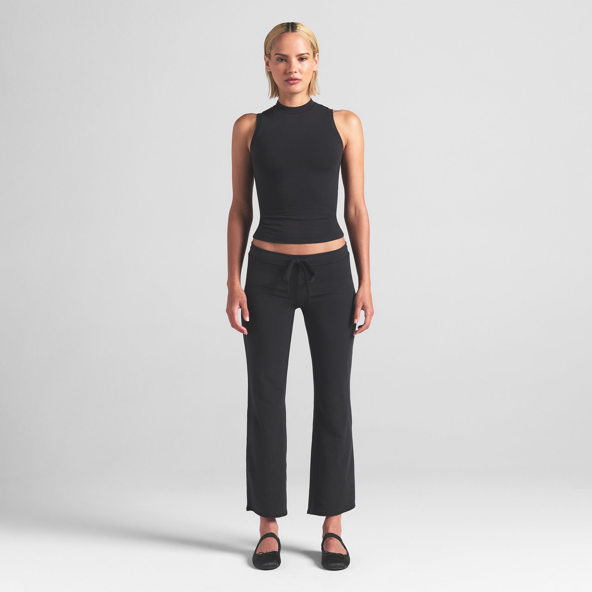 

Укороченные брюки с низкой посадкой SKIMS COTTON JERSEY, цвет soot