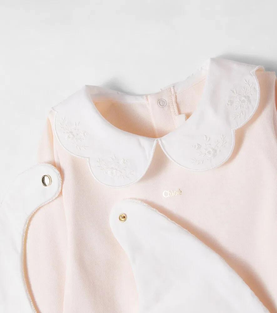 Детский хлопковый комбинезон с вышивкой и нагрудник Chloé Kids, розовый — фото 4