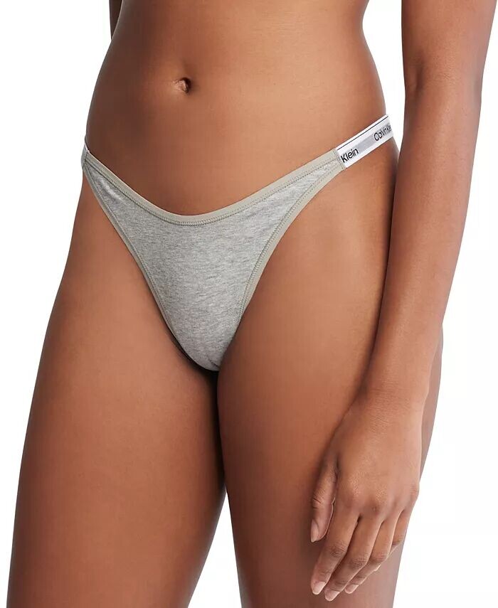 

Женское нижнее белье стринги с современным логотипом QD5157 Calvin Klein, серый