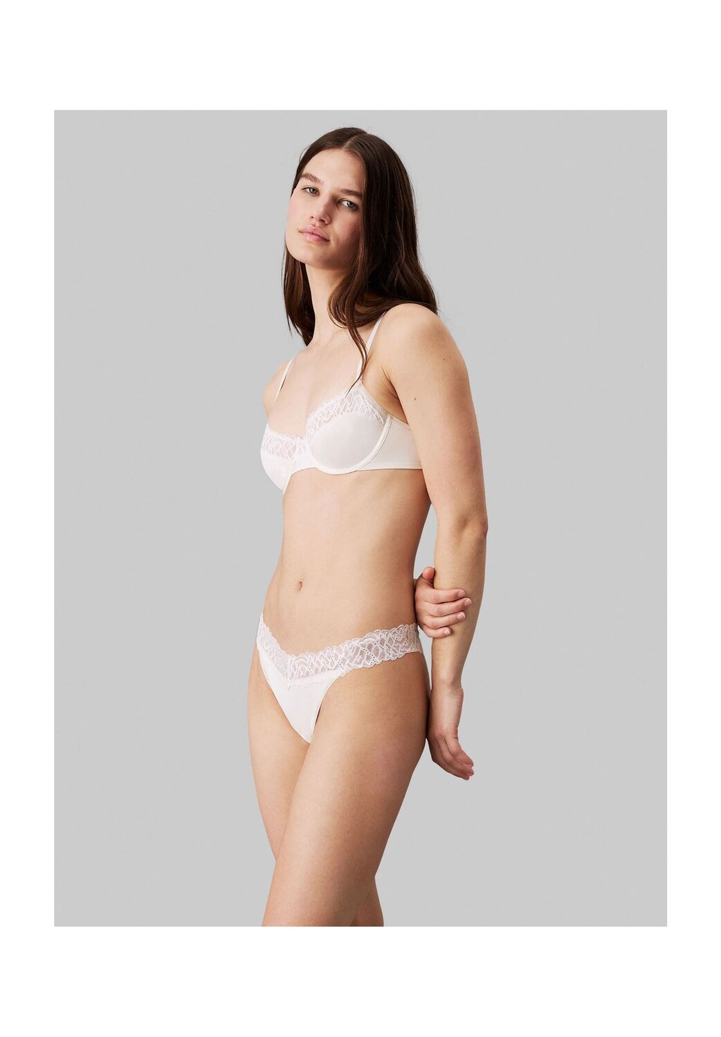 

Женские кружевные стринги Attraction Calvin Klein, белый