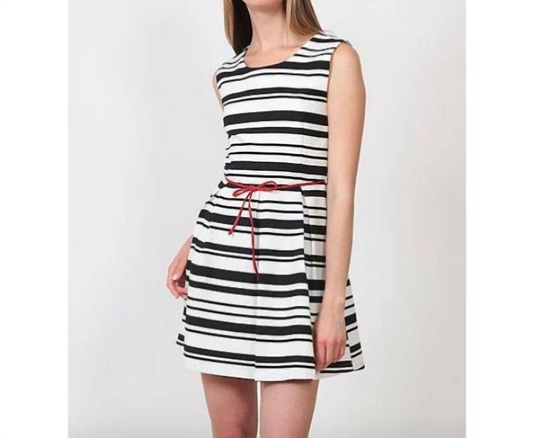 

Скейтерское платье с поясом в сине-белую полоску IJOAH