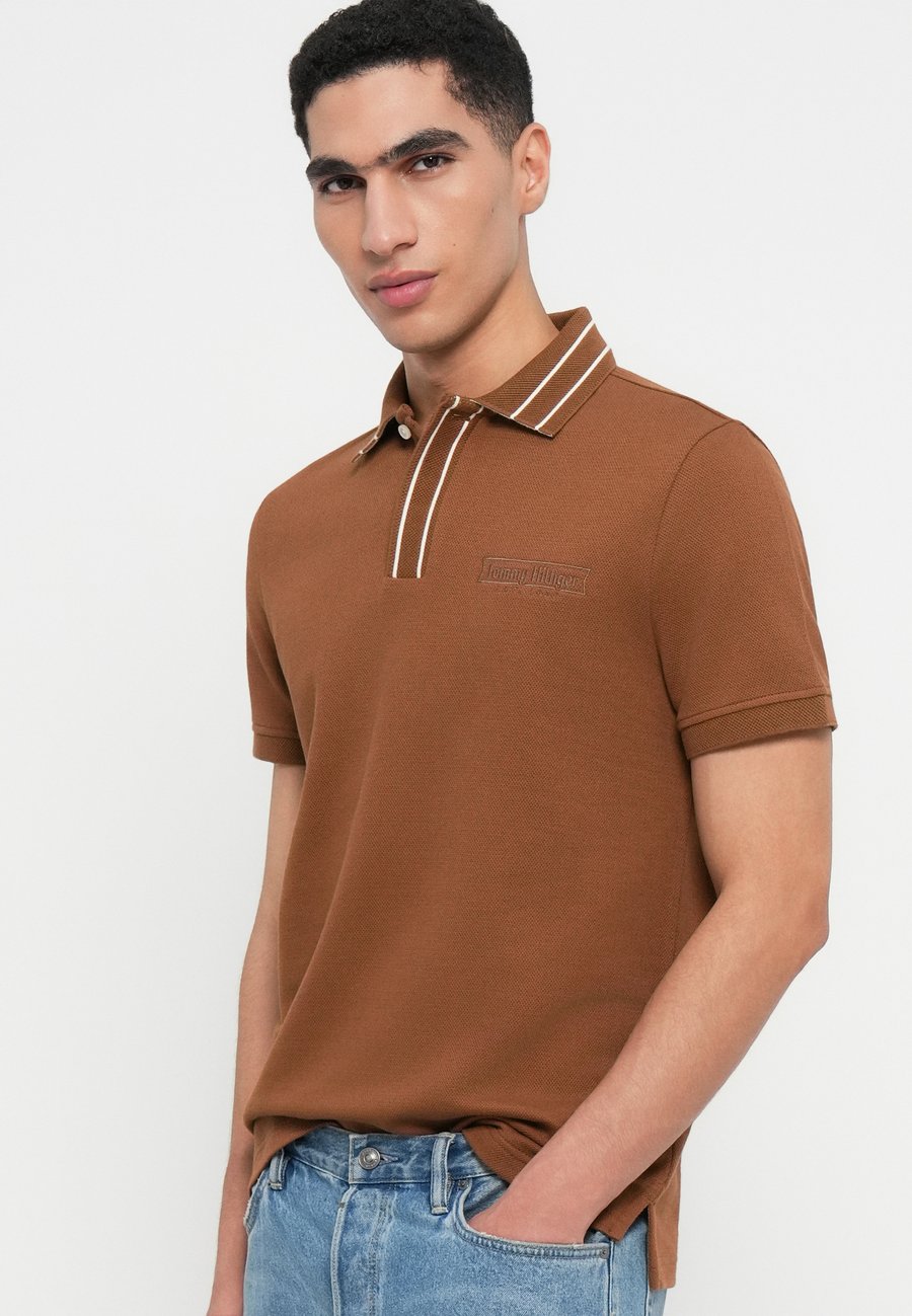 Поло Tommy Hilfiger ARTWORK , Highland Khaki/Brown — фото 4