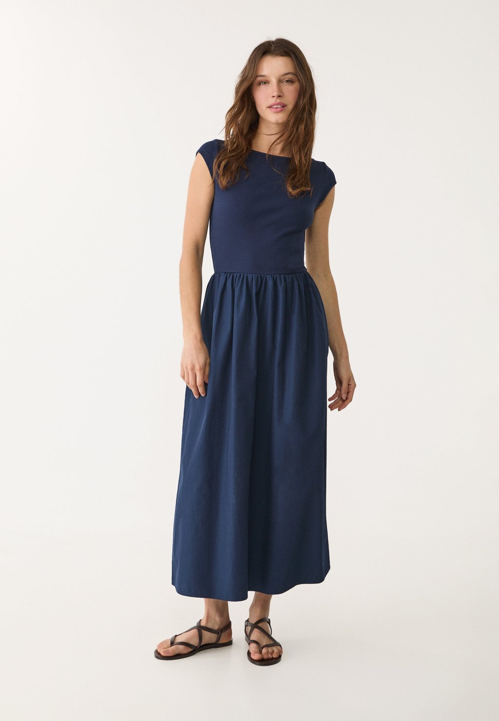 

Повседневное платье CONTRASTING MIDI Stradivarius, темно-синий