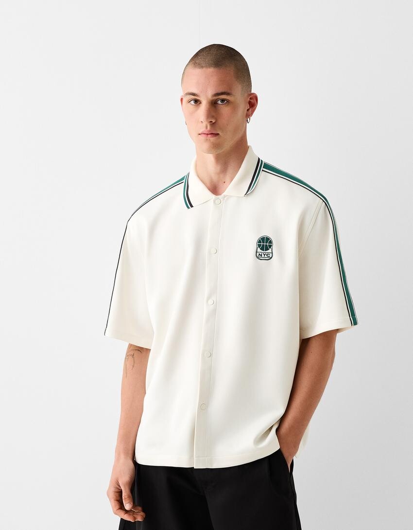 

Рубашка свободного кроя из интерлока с короткими рукавами Bershka, белый