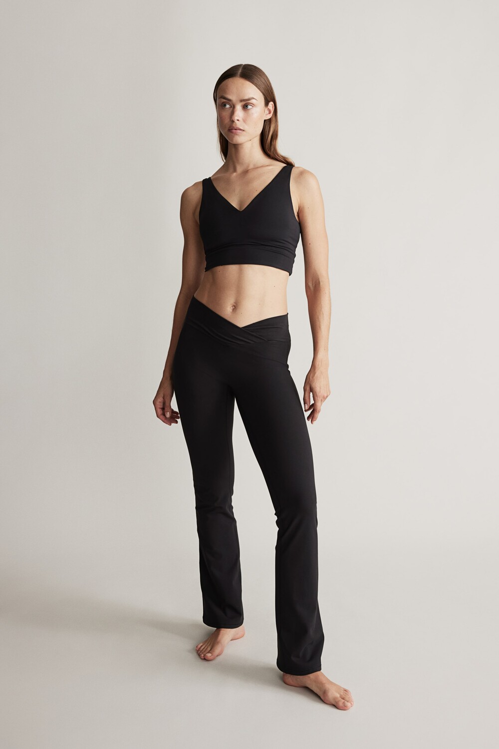 

Расклешенные спортивные леггинсы из материала softmove. H&M, черный