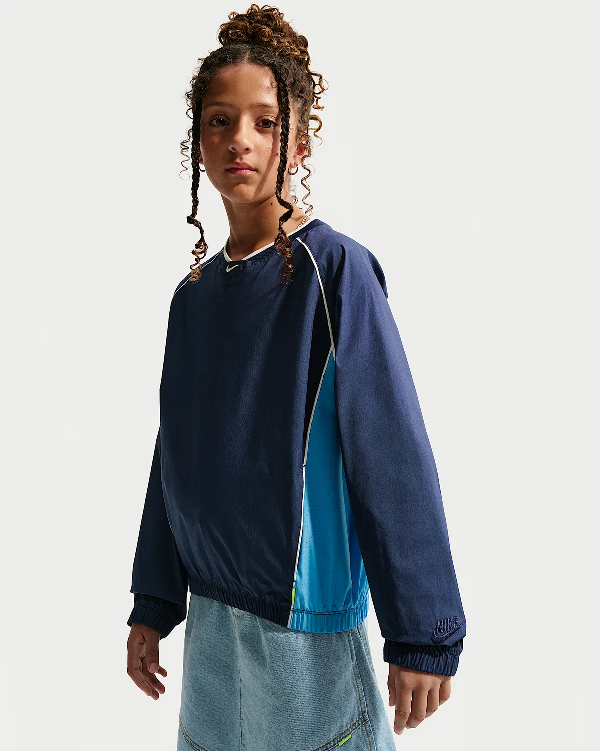 Детская вязаная рубашка с V-образным вырезом Nike Sportswear, Midnight Navy/University Blue/Soft Pearl/Midnight Navy — фото 2