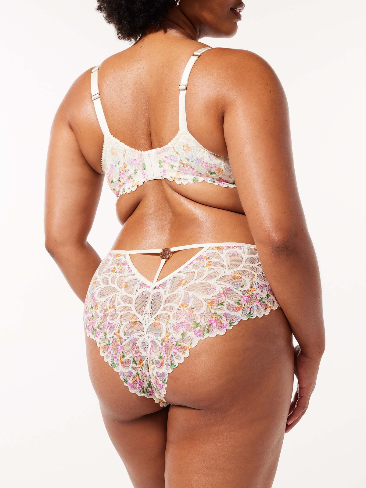 

Трусики Savage X Fenty Savage Not Sorry Lace, цвет Ivory White Bloomin Baddie Lace