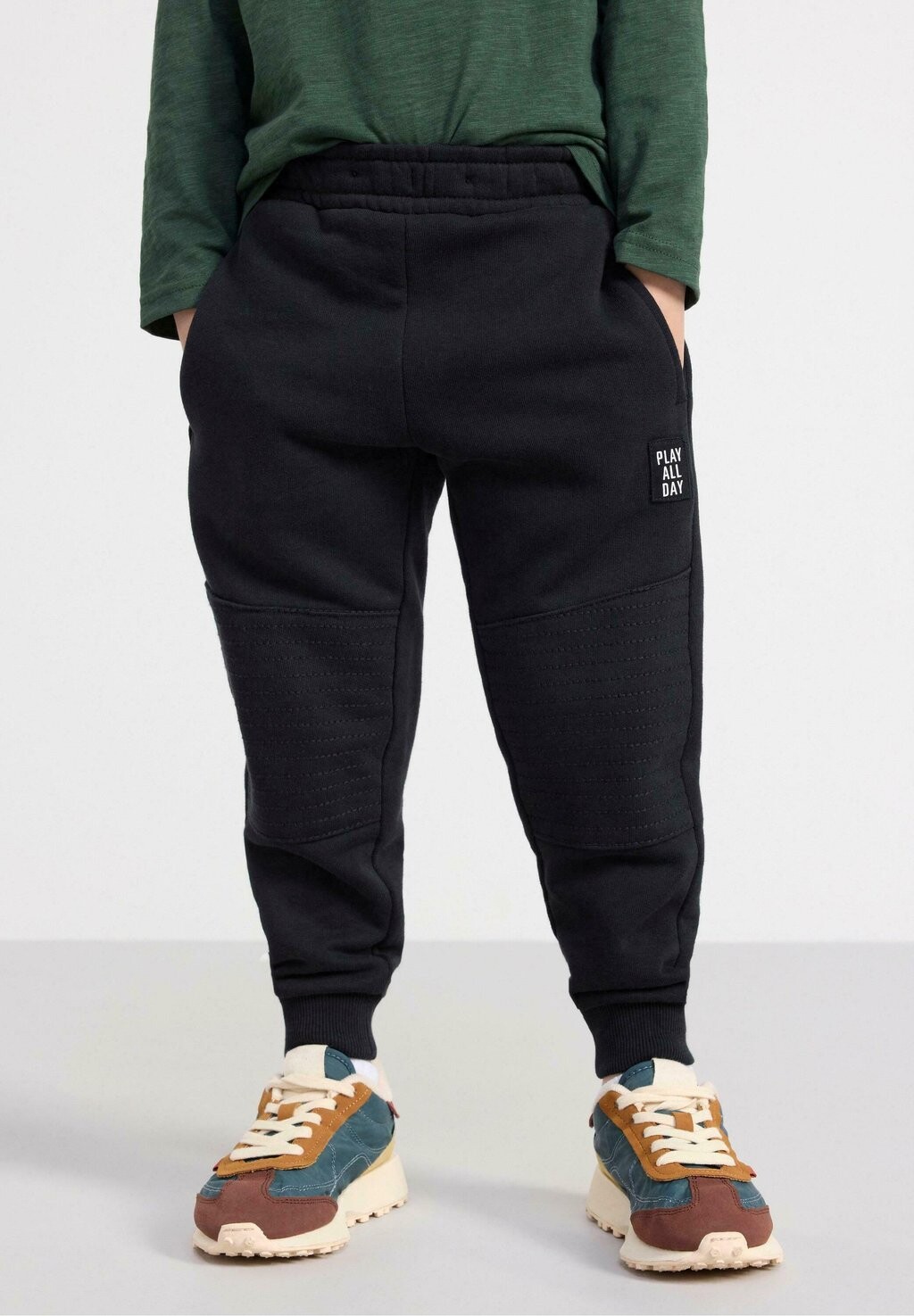 

Спортивные штаны JOGGERS WITH REINFORCED KNEES Lindex, цвет off black