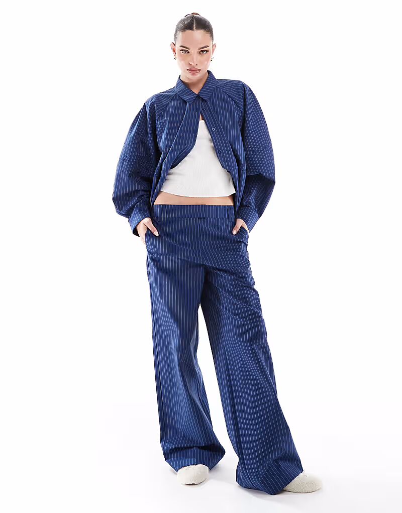 

Свободные брюки ASOS DESIGN с заниженной талией в синюю полоску