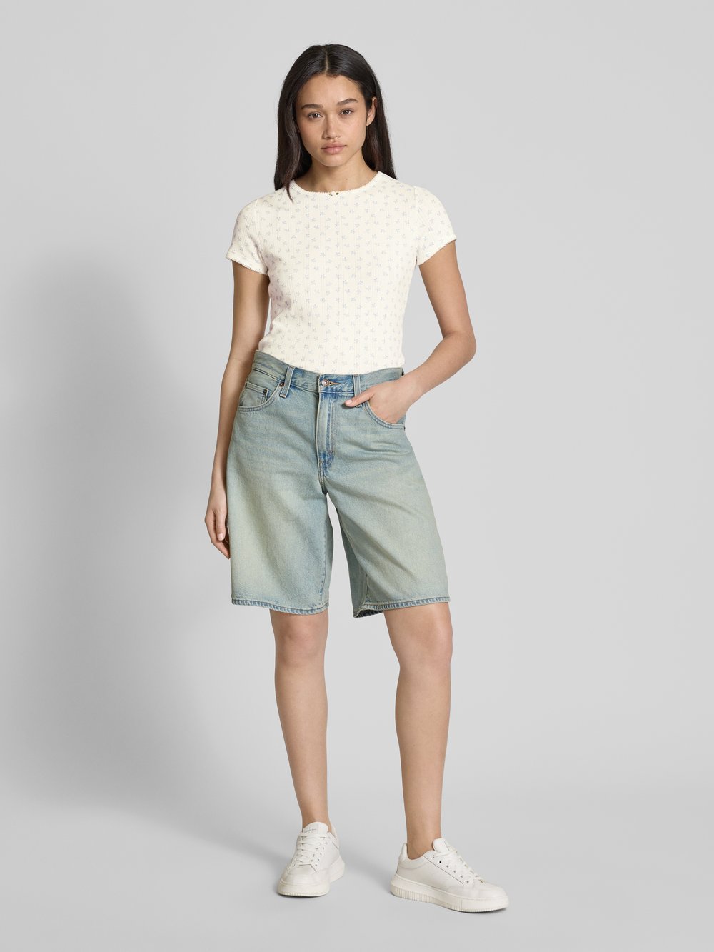 

Футболка с этикеткой Levi's, экрю