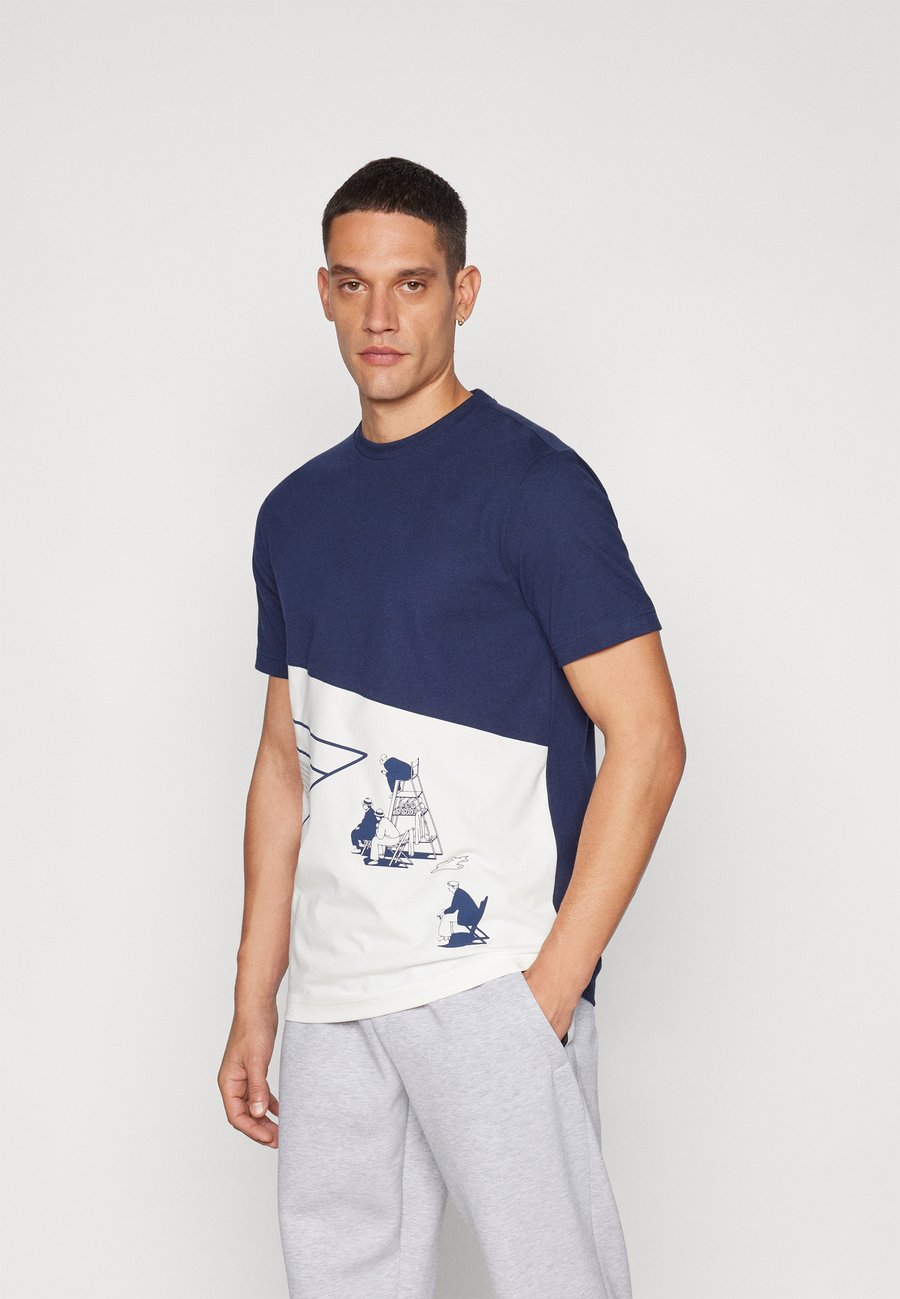 

Спортивная футболка Lacoste Sport SHIRT HERITAGE, Navy Blue/Flour/Dark Blue