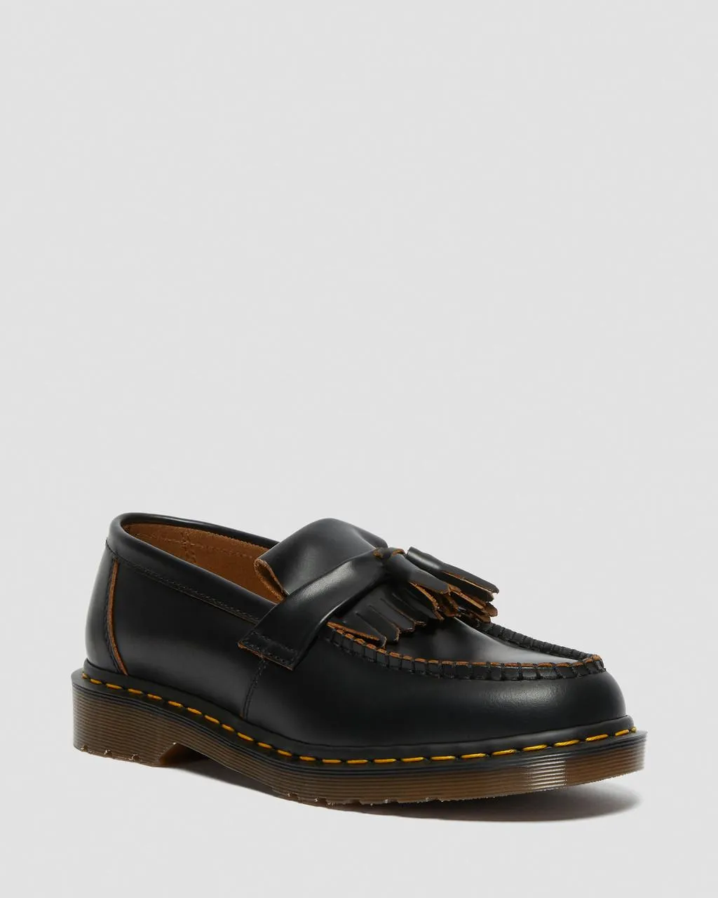 

Dr. Martens Adrian Кожаные лоферы Quilon с кисточками, сделано в Англии, цвет Black — Quilon