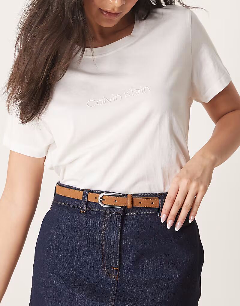 

Узкий пояс на талию и бедра из искусственной замши ASOS DESIGN бежевого цвета