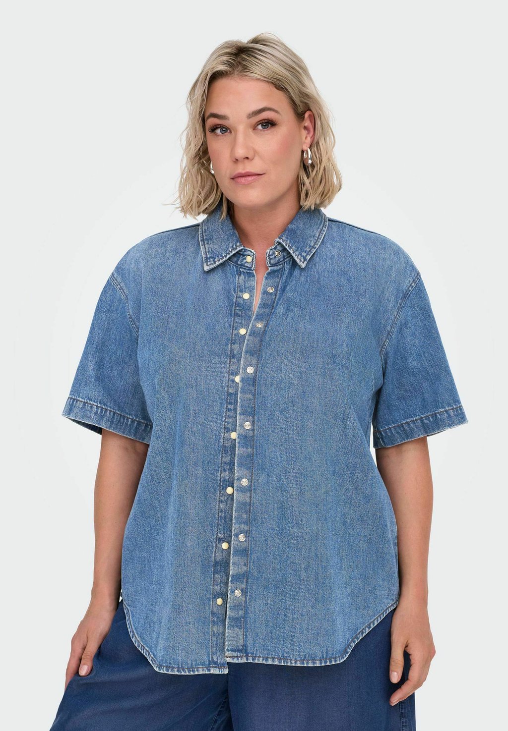 

Блузка на пуговицах ONLY Carmakoma, цвет Medium Blue Denim