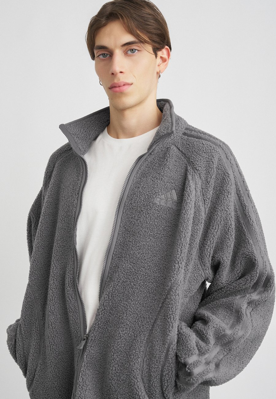 

Флисовая куртка Adidas Originals Fleece jacket, Grey Strata/Dark Grey