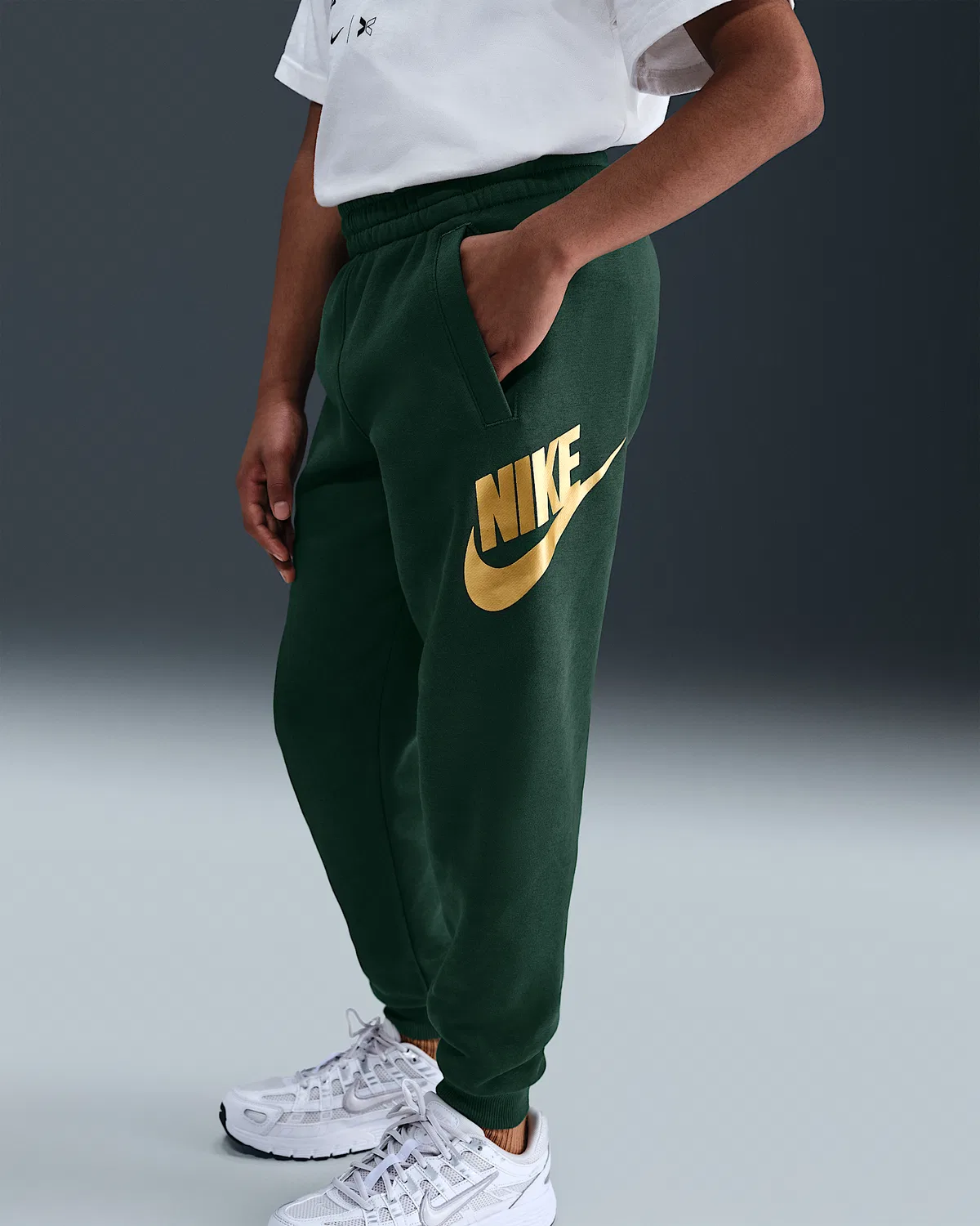 Джоггеры Nike Sportswear Club Fleece для старших детей, Fir/Metallic Gold — фото 2