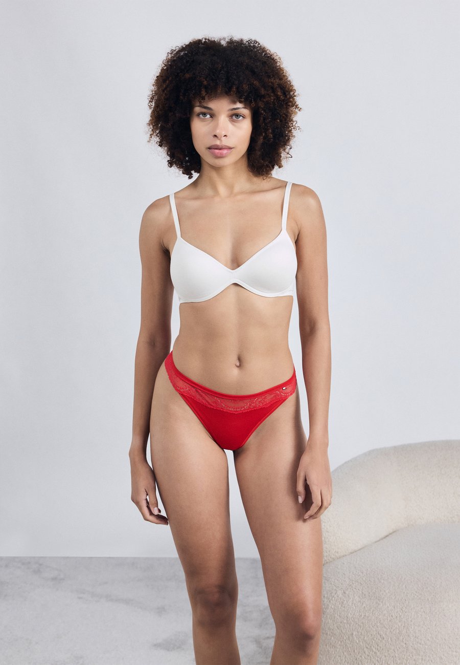Трусы Tommy Hilfiger PANTY TABLE THONG, Primary Red/Red — фото 2