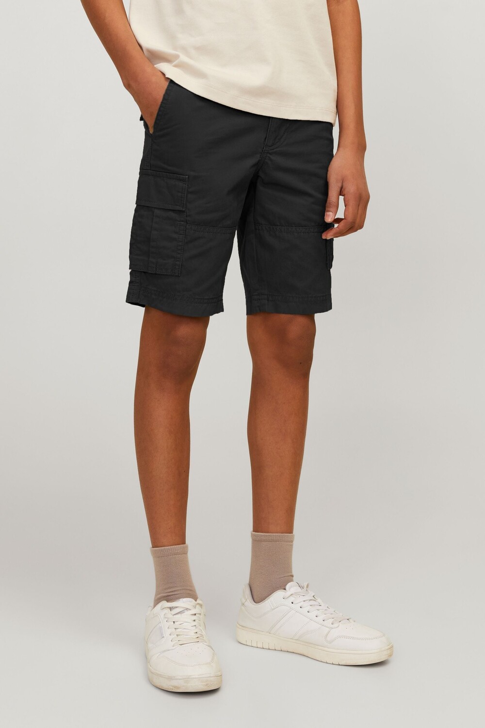 

Коричневые шорты карго в практичном стиле Jack & Jones Junior, черный