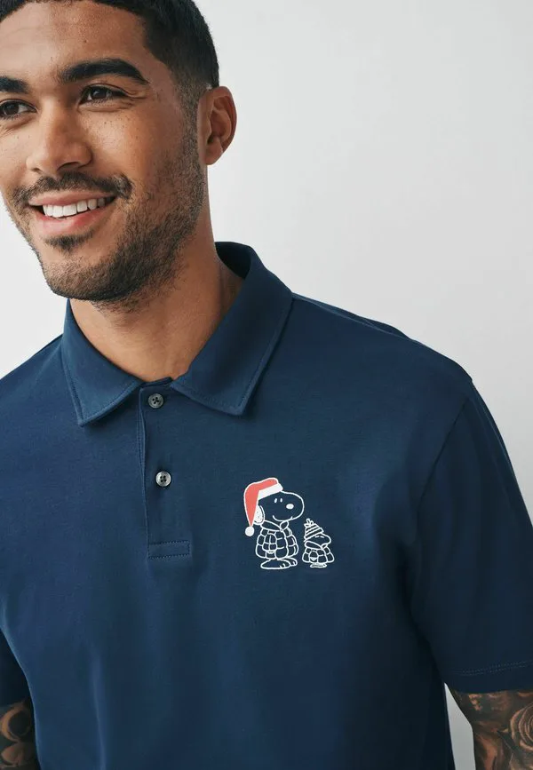 Рождественская рубашка-поло стандартного кроя Next, Navy Blue Snoopy — фото 4