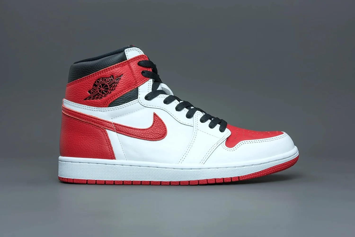 Мужские кроссовки Jordan Air 1 Mid Hi-Top Nike, белый/черный/красный — фото 2