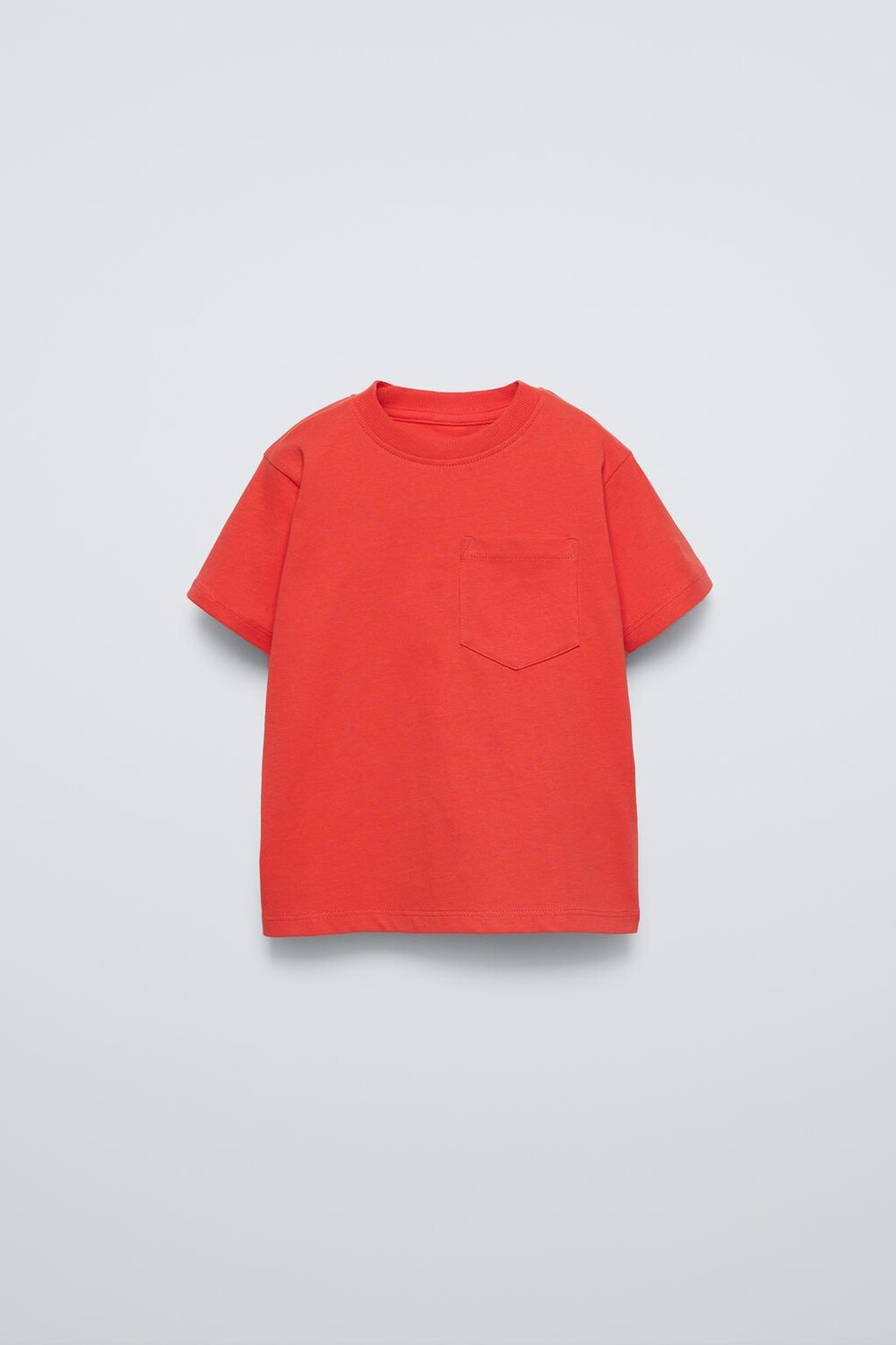 

Простая футболка с карманом ZARA, красный