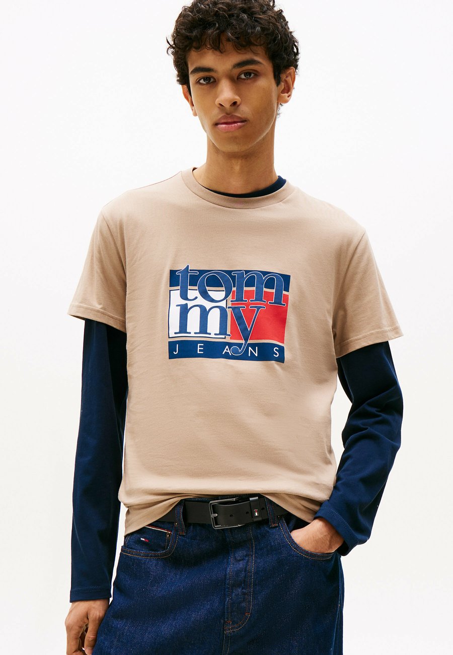 

Футболка Tommy Jeans SLIM FLAG TEE, Coastal Taupe/Brown, Коричневый, Футболка Tommy Jeans SLIM FLAG TEE, Coastal Taupe/Brown