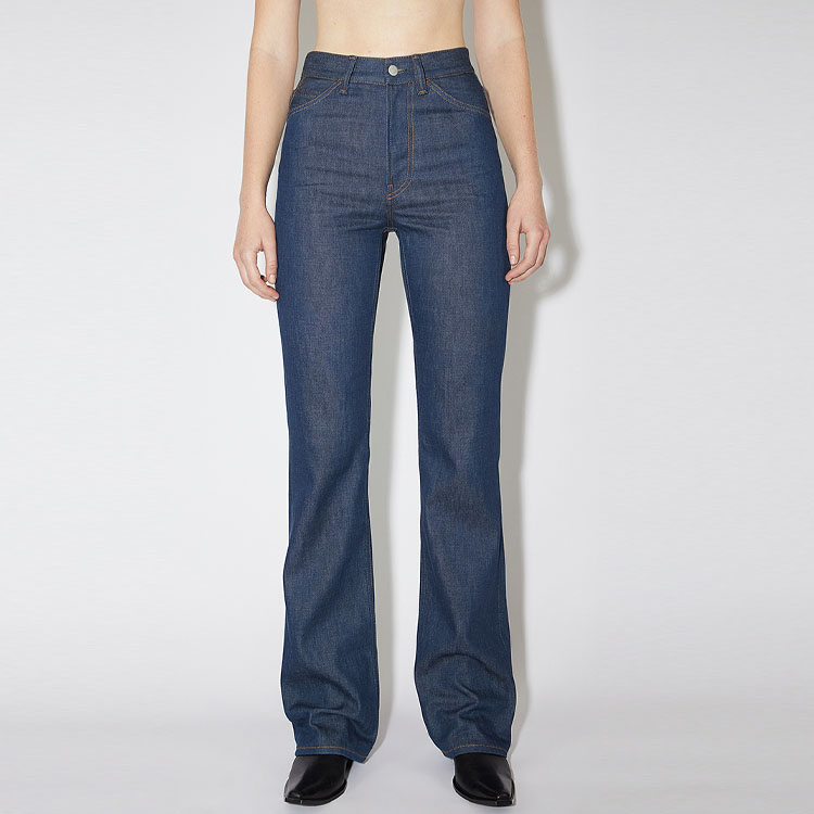 Acne Studios Женские джинсы цвета индиго — фото 4