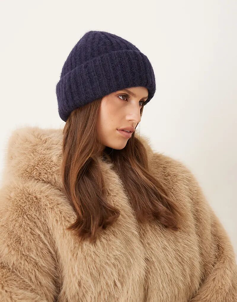 

Дополните образ пушистой шапкой-бини темно-синего цвета.